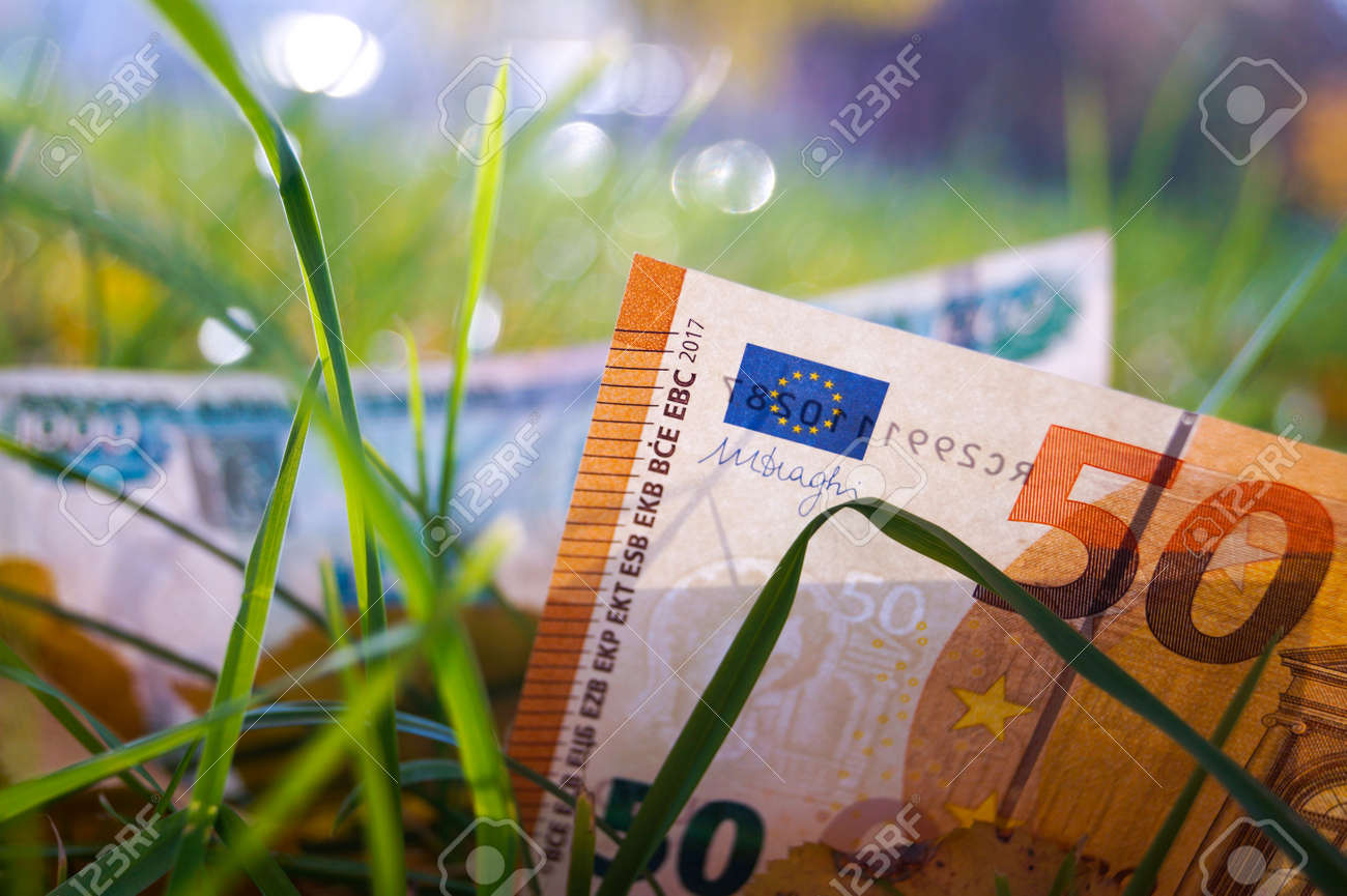 A Nota De 50 Euros Está Na Grama. Voltar 1000 Rublos. O Conceito Da Taxa De  Câmbio. Foto Royalty Free, Gravuras, Imagens e Banco de fotografias. Image  178337709