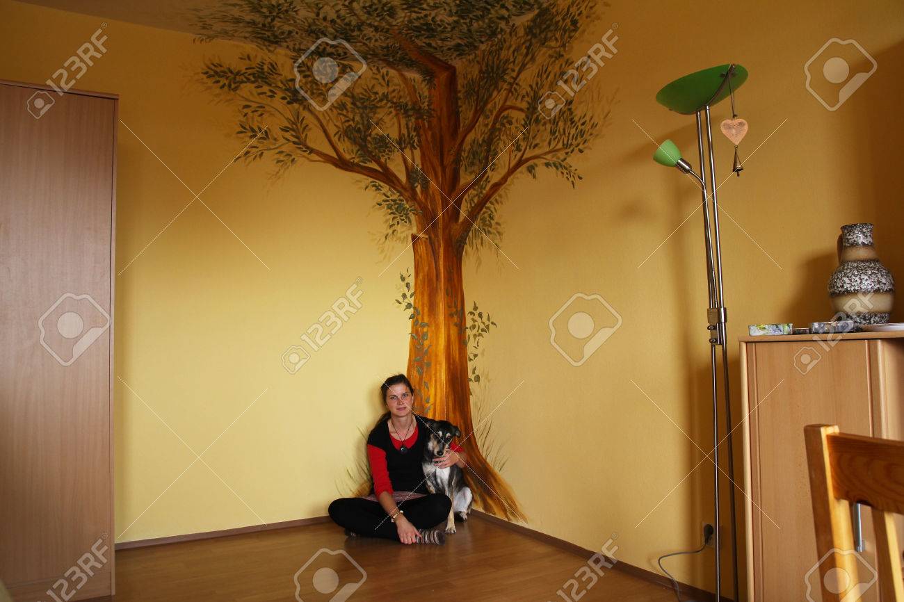 Madchen Mit Einem Hund Unter Baum Malerei In Ihrem Zimmer Lizenzfreie Fotos Bilder Und Stock Fotografie Image