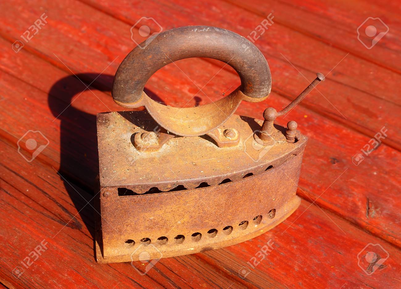 Eisen Auf Holz Bugeln Durch Traditionelle Kohleverbrennung Hitze Alten Stil Unscharfen Hintergrund Mit Lizenzfreie Fotos Bilder Und Stock Fotografie Image