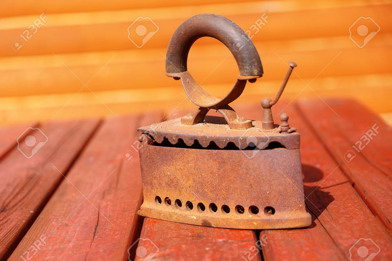Eisen Auf Holz Bugeln Durch Traditionelle Kohleverbrennung Hitze Alten Stil Unscharfen Hintergrund Mit Lizenzfreie Fotos Bilder Und Stock Fotografie Image