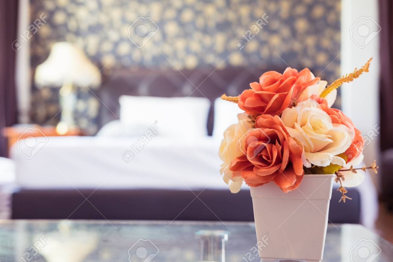 Belle Rose Orange Et Blanche Dans La Chambre à Coucher Avec Filtre ... Belle Rose Orange Et Blanche Dans La Chambre à Coucher Avec Filtre ...