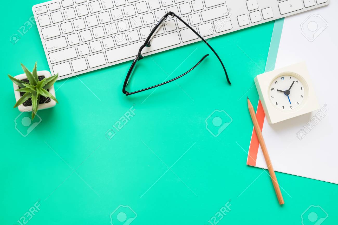 紙 キーボード 鉛筆 眼鏡のモダンなグリーン オフィス デスクのトップ ビュー の写真素材 画像素材 Image