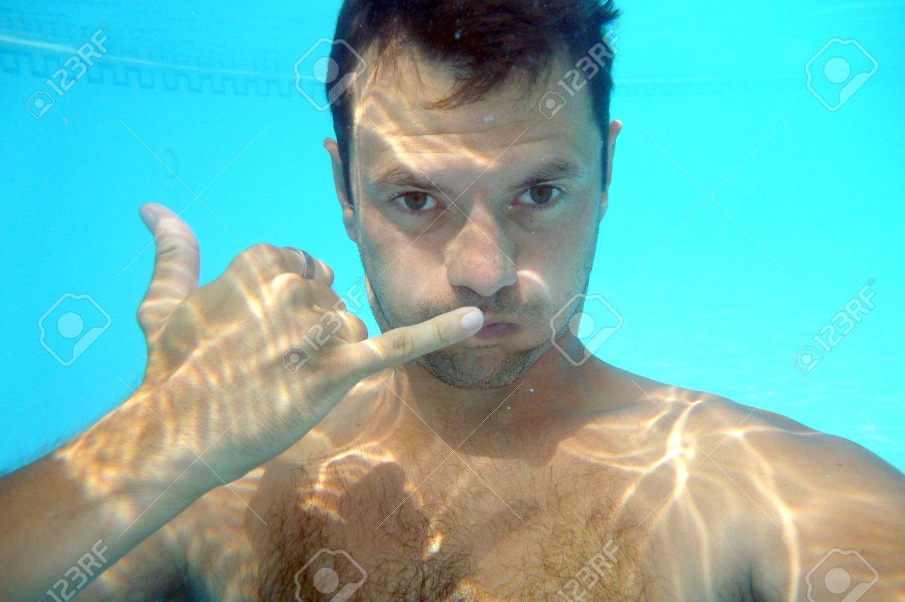 Bajo El Agua El Hombre En La Piscina, Fotografía Submarina Fotos, retratos,  imágenes y fotografía de archivo libres de derecho. Image 13885895