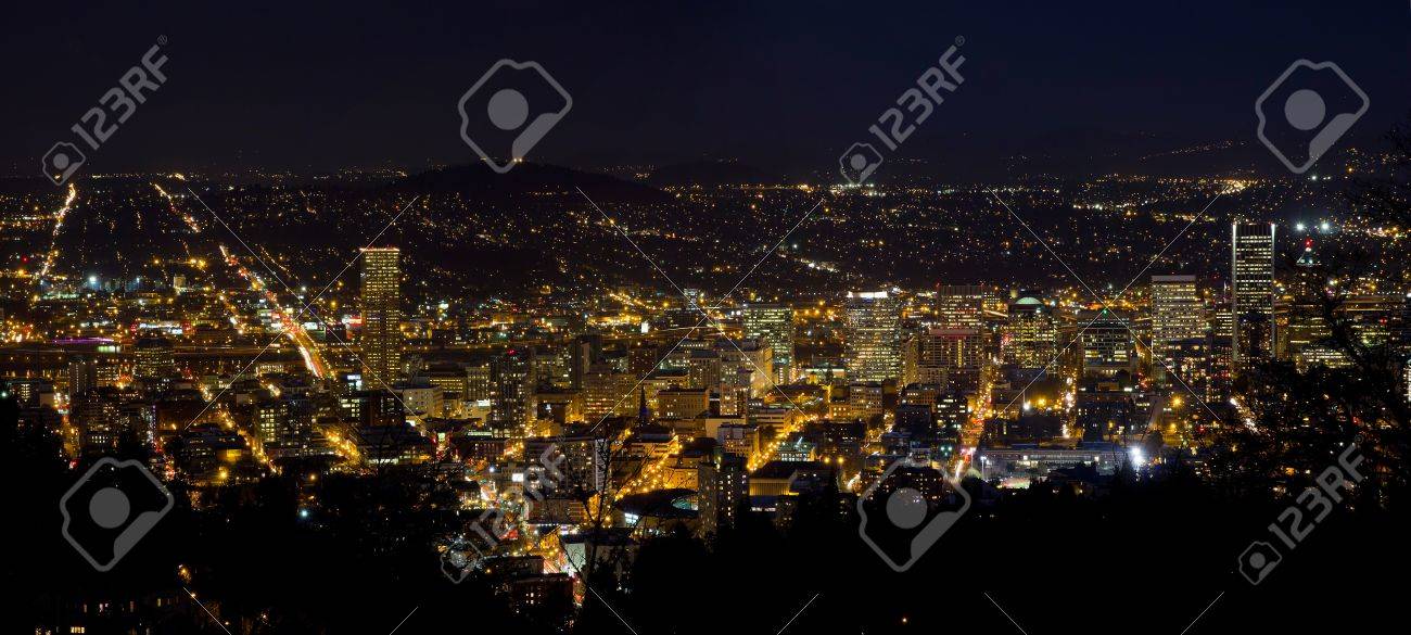 オレゴン州ポートランドのダウンタウンの街並みのパノラマの夜景 の写真素材 画像素材 Image オレゴン州ポートランドのダウンタウンの街並みのパノラマの夜景 の写真素材 画像素材 Image