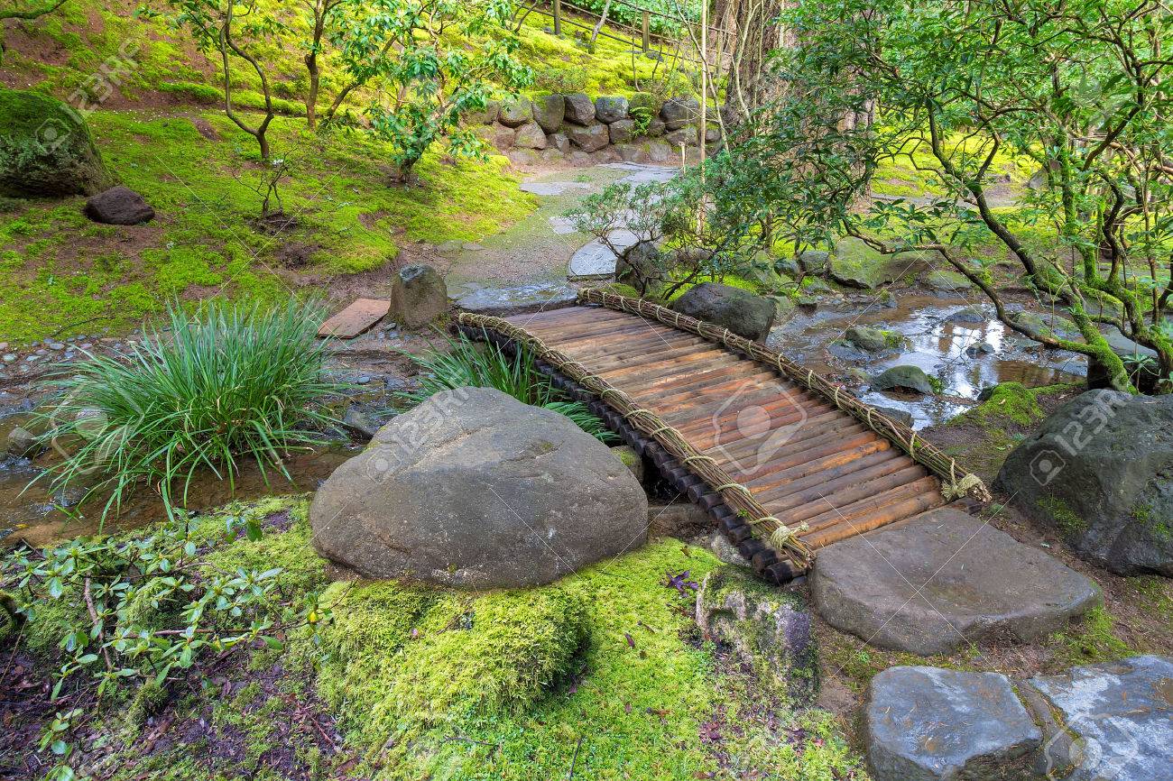 Bambus-Fuß-Brücke über Nebenfluss Im Frühjahr Am Japanischen Garten ... Bambus-Fuß-Brücke über Nebenfluss Im Frühjahr Am Japanischen Garten ...