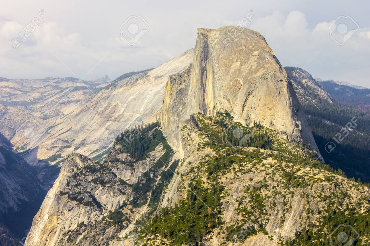 ハーフドームと Washburn ポイント観察領域からヨセミテ渓谷の景色 ヨセミテ国立公園 カリフォルニア州 の写真素材 画像素材 Image