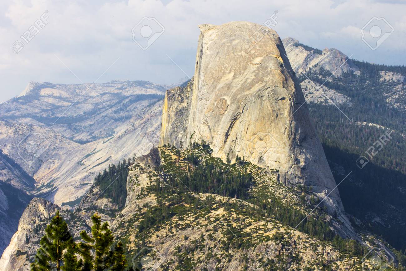 ハーフドームと Washburn ポイント観察領域からヨセミテ渓谷の景色 ヨセミテ国立公園 カリフォルニア州 1984 年以来世界遺産 の写真素材 画像素材 Image