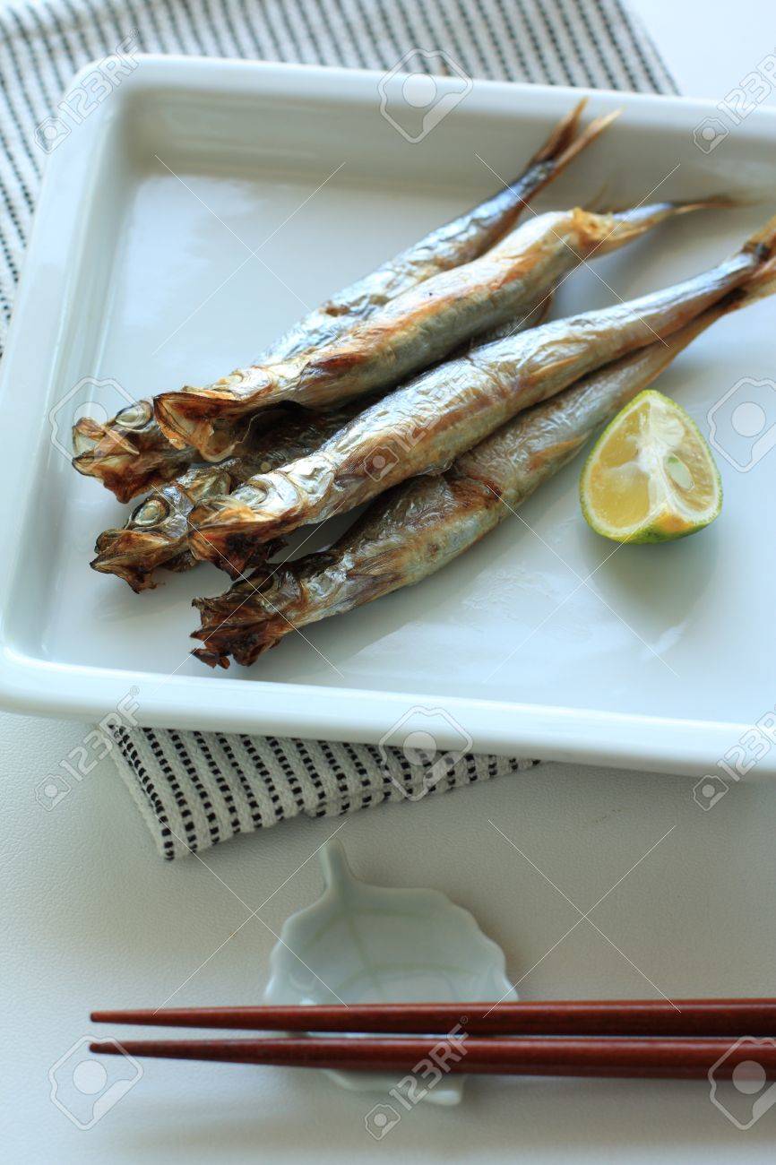 日本料理 グリル柚子の皿にシシャモ の写真素材 画像素材 Image
