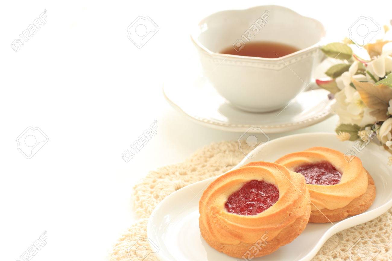 いちごジャム クッキーと紅茶 の写真素材 画像素材 Image