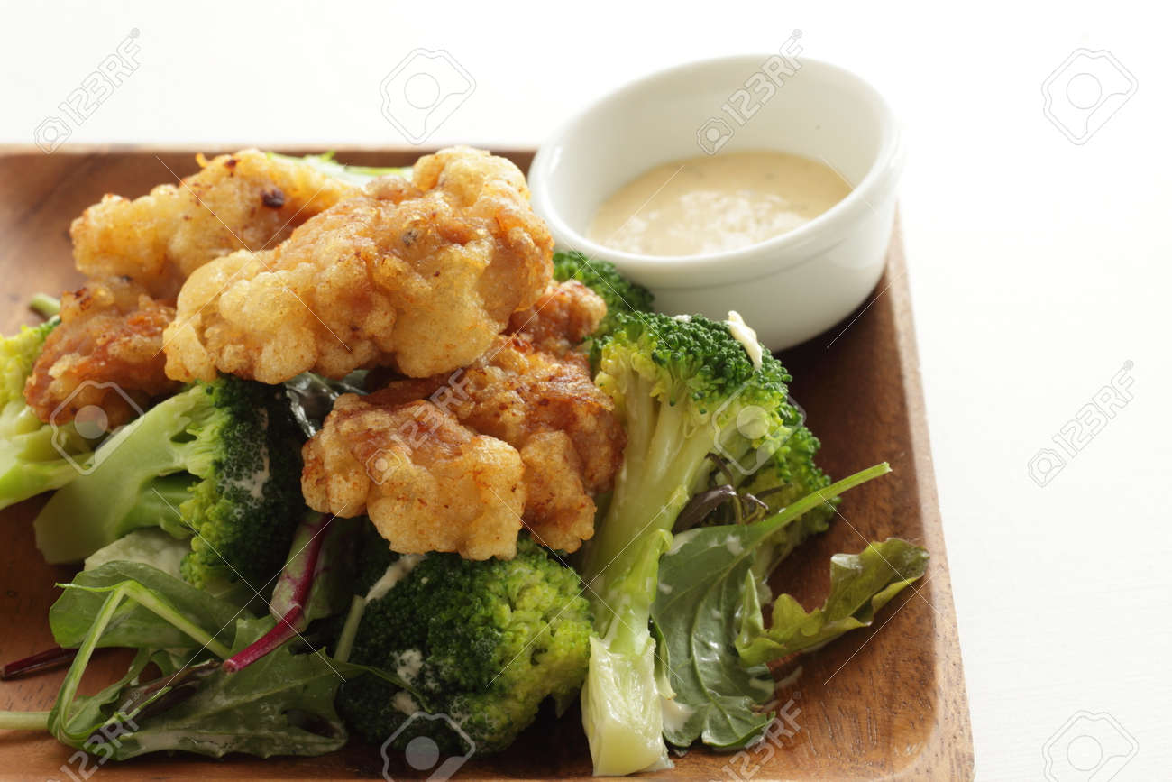 Homemade fried chicken served with boiled broccoli - 169245936 Homemade fried chicken served with boiled broccoli - 169245936