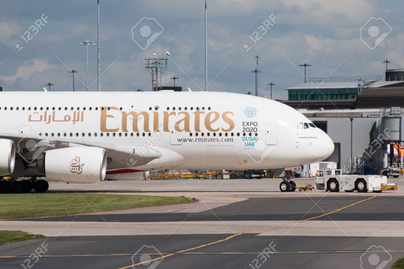 에미레이트 에어 버스 A380 2 층짜리 와이드 바디 여객기가 맨체스터 국제 공항 유도로에서 택시를 탄다. 로열티 무료 사진, 그림,  이미지 그리고 스톡포토그래피. Image 48530725