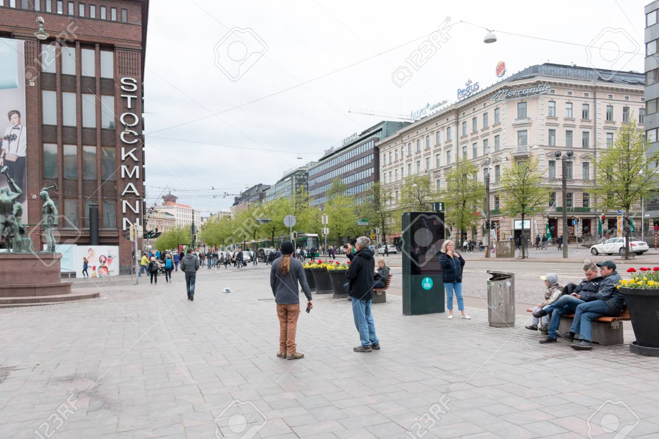 Mannerheimintie フィンランドの首都 ヘルシンキのメインストリート ストックマン デパートの背景に 観光客が写真を撮るします の写真素材 画像素材 Image Mannerheimintie フィンランドの首都 ヘルシンキのメインストリート ストックマン デパートの背景に 観光客が写真を撮るします の写真素材 画像素材 Image