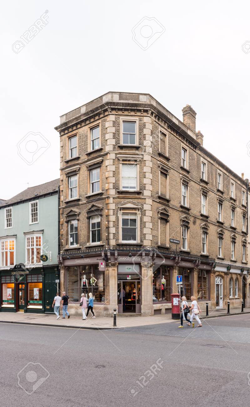 忙しいショッピング街のオックスフォード イギリスでの角の店 どんよりした天気 の写真素材 画像素材 Image