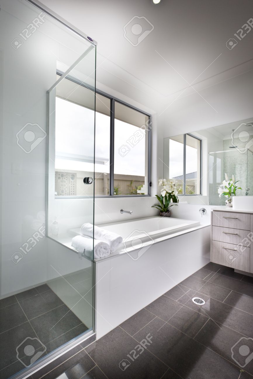 Moderno e minimalista interior bagno con box doccia in vetro e ...