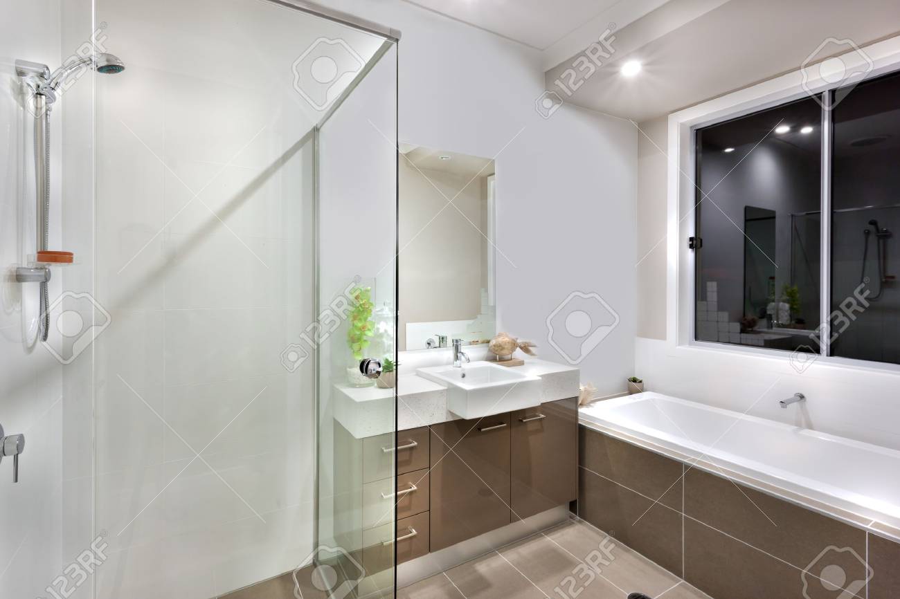 Deco Salle De Bain Echelle ~ le bain d eau est longue et blanche il y a une fen tre au dessus Deco Salle De Bain Echelle ~ le bain d eau est longue et blanche il y a une fen tre au dessus