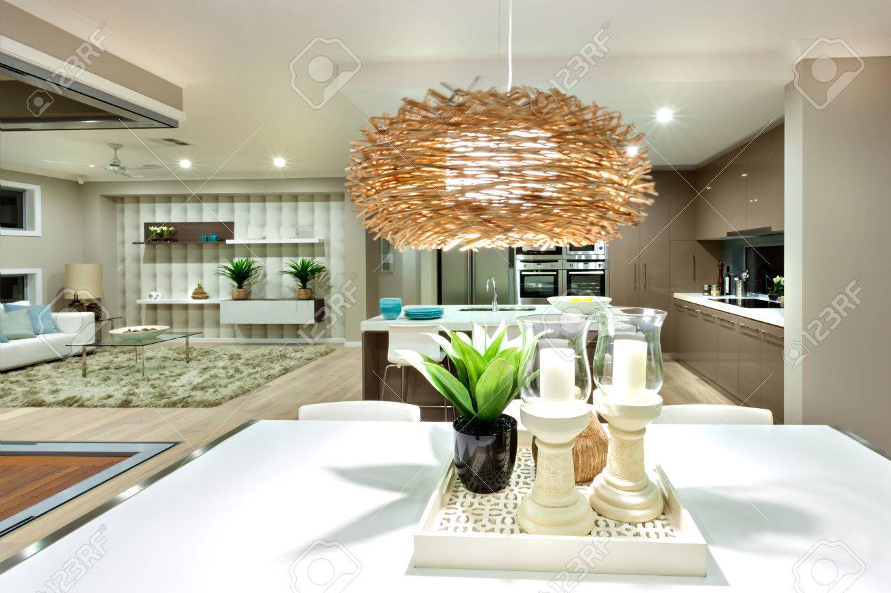 rattan beleuchtung lampe die lampenabdeckung oder filter aus in bambus rattan material es beleuchtung der weißen tabelle mit einer grünen pflanze einem schwarz glänzenden material rattan beleuchtung lampe die lampenabdeckung oder filter aus in bambus rattan material es beleuchtung der weißen tabelle mit einer grünen pflanze einem schwarz glänzenden material