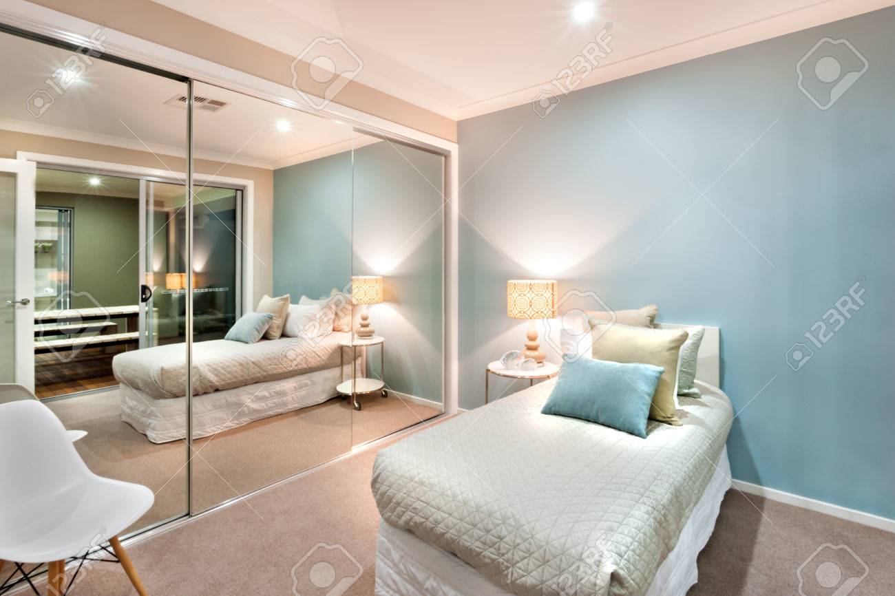 Moderno e classico pareti camera da letto sono di colore azzurro, che è illuminata in luci della lampada da tavolo e una parete è completamente ... Colori pareti camera da letto moderna