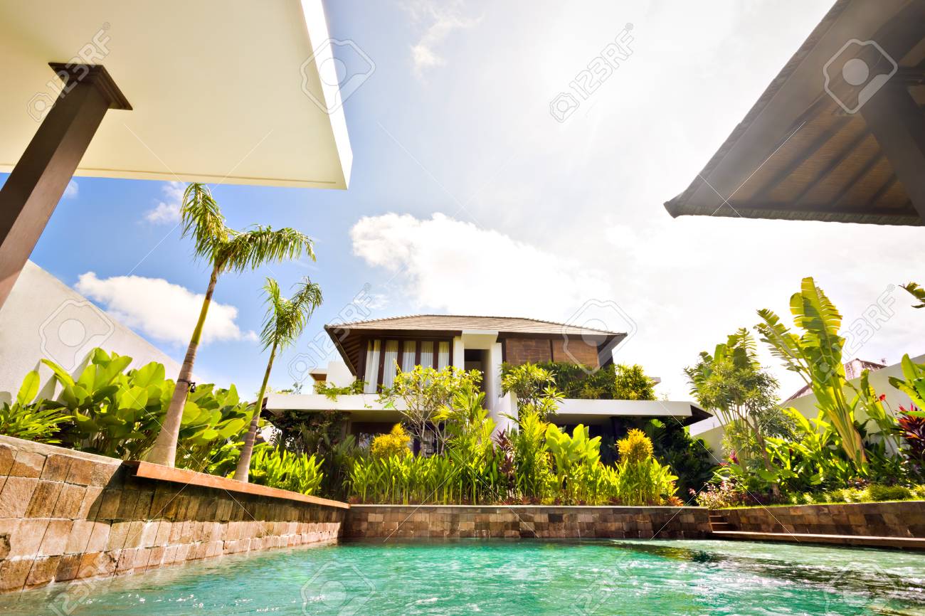 Maison Moderne Ou à L\'hôtel Avec Piscine Traditionnelle à La ... Maison Moderne Ou à L\'hôtel Avec Piscine Traditionnelle à La ...