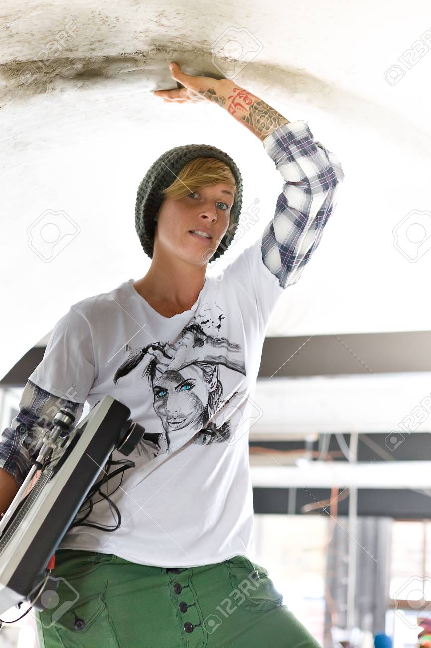 https de 123rf com photo 59746581 frau mit einem hut und kurze haare ein gramophone in einem konkreten ablauf h c3 a4lt ausbessern mit den h c3 a4nd html