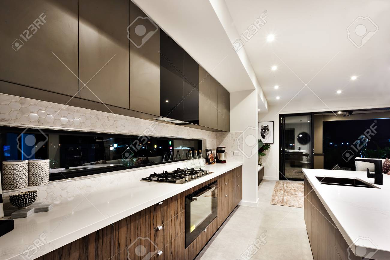 オーブン 暗い窓の間でパントリー棚近くカウンター横にあるストーブを含む現代の調理区域 の写真素材 画像素材 Image