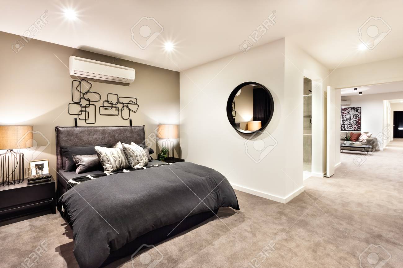 Modernes Schlafzimmer Mit Einem Flur Zu Anderen Räumen Und Mit ... Modernes Schlafzimmer Mit Einem Flur Zu Anderen Räumen Und Mit ...