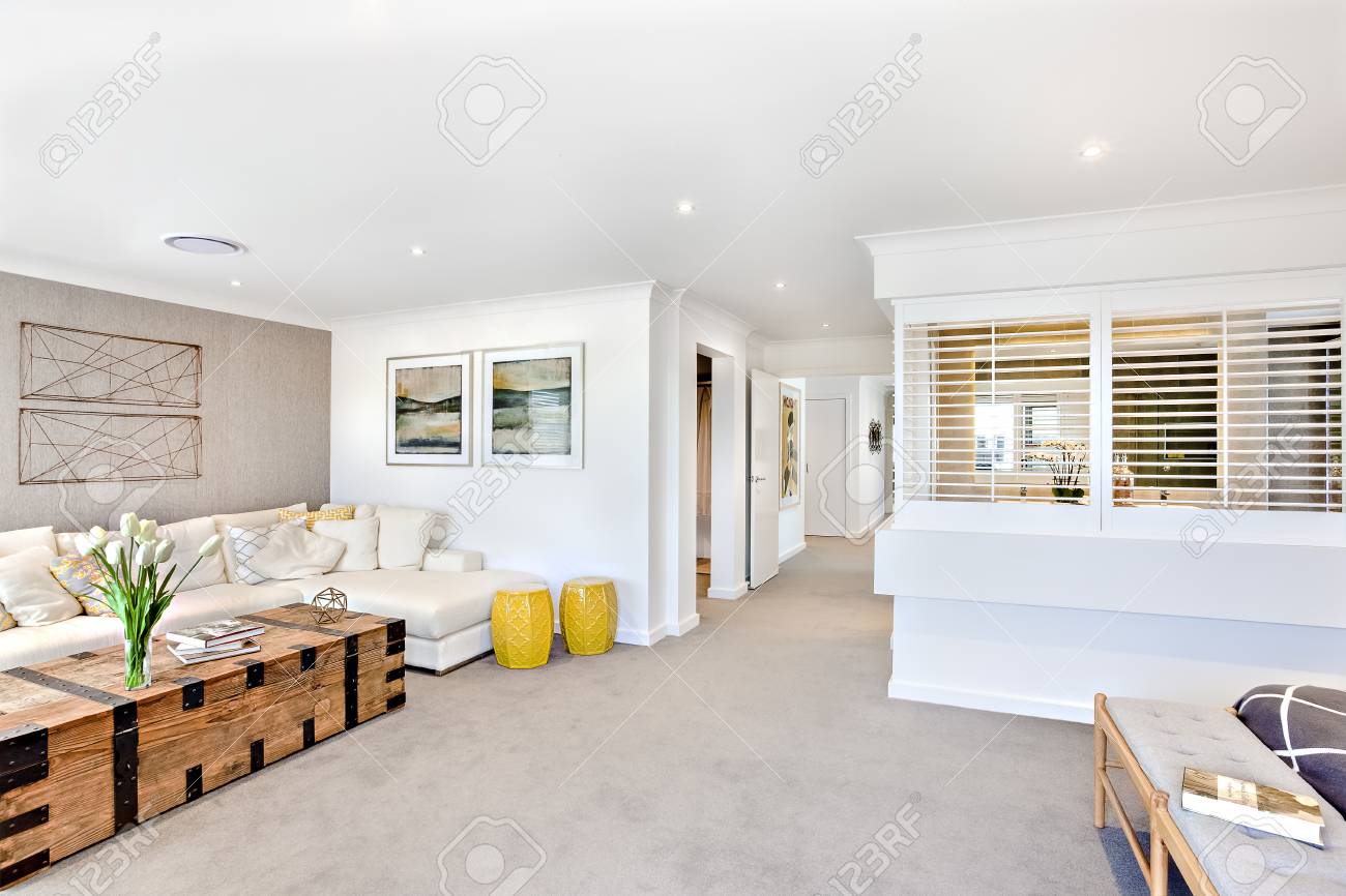 Moderne Wohnzimmer Und Flur Nach Innen Durch Die Räume Mit Türen ... Moderne Wohnzimmer Und Flur Nach Innen Durch Die Räume Mit Türen ...