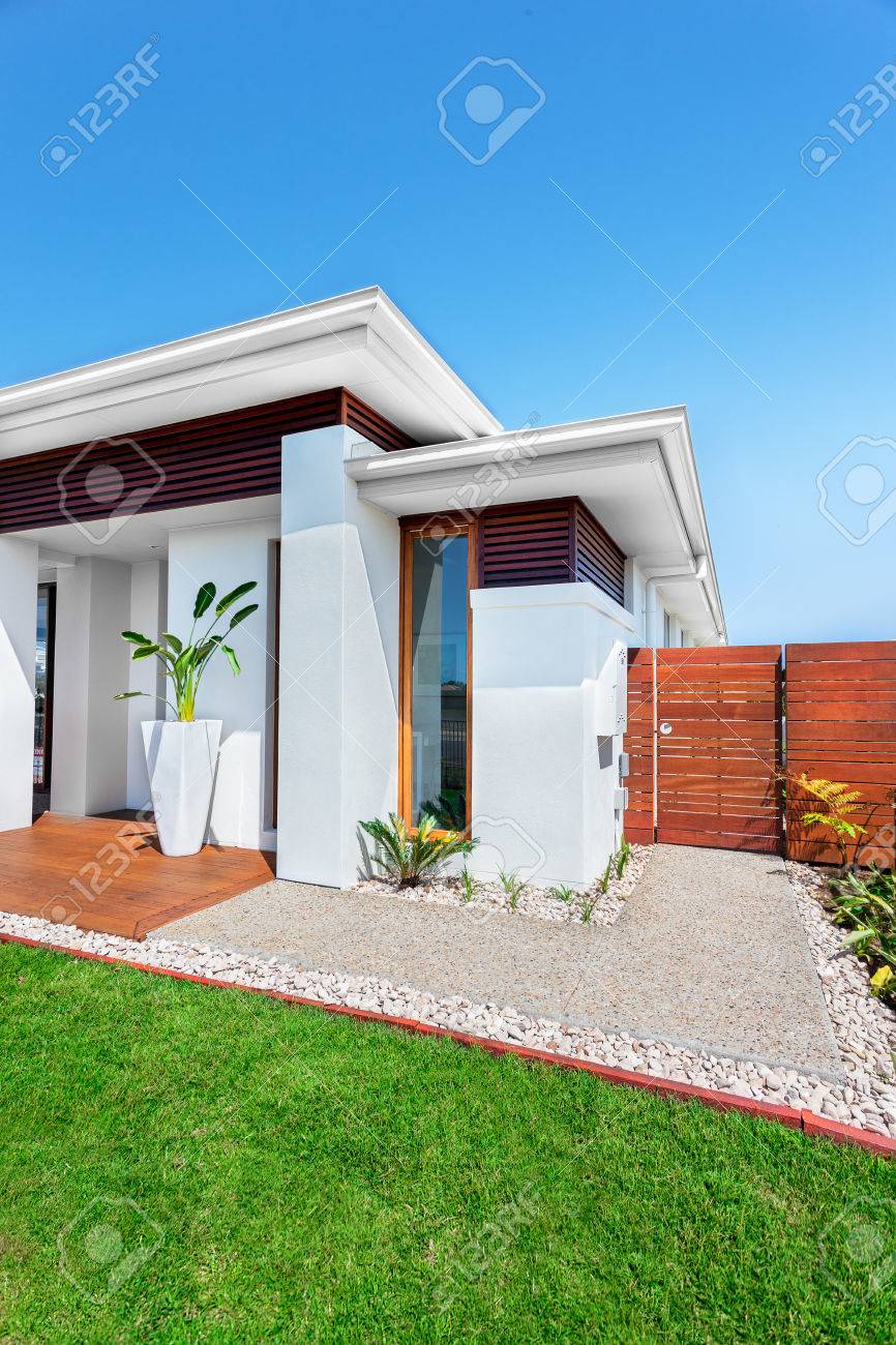 芝生非常に薄い緑の草石によって作られた庭の家の前であり終わった豪華な家の右側からコンクリート木製のフェンスと小さな木製の庭正面家 背が高く 白い植木鉢 C 製の入り口があり の写真素材 画像素材 Image 67966865