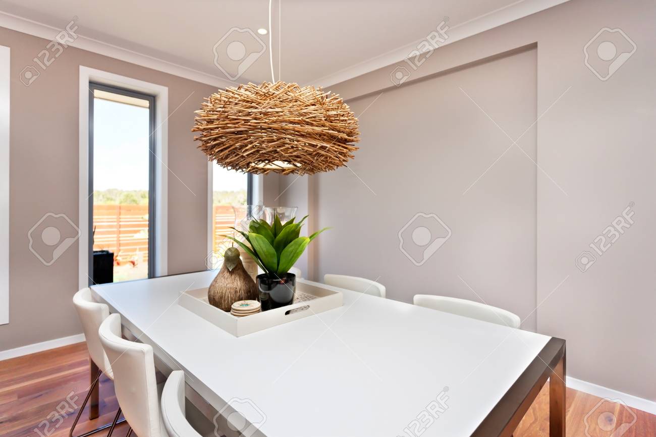 Mesa De Comedor Y Sillas Son De Color Blanco Y Clásico, Las Paredes ... Mesa De Comedor Y Sillas Son De Color Blanco Y Clásico, Las Paredes ...