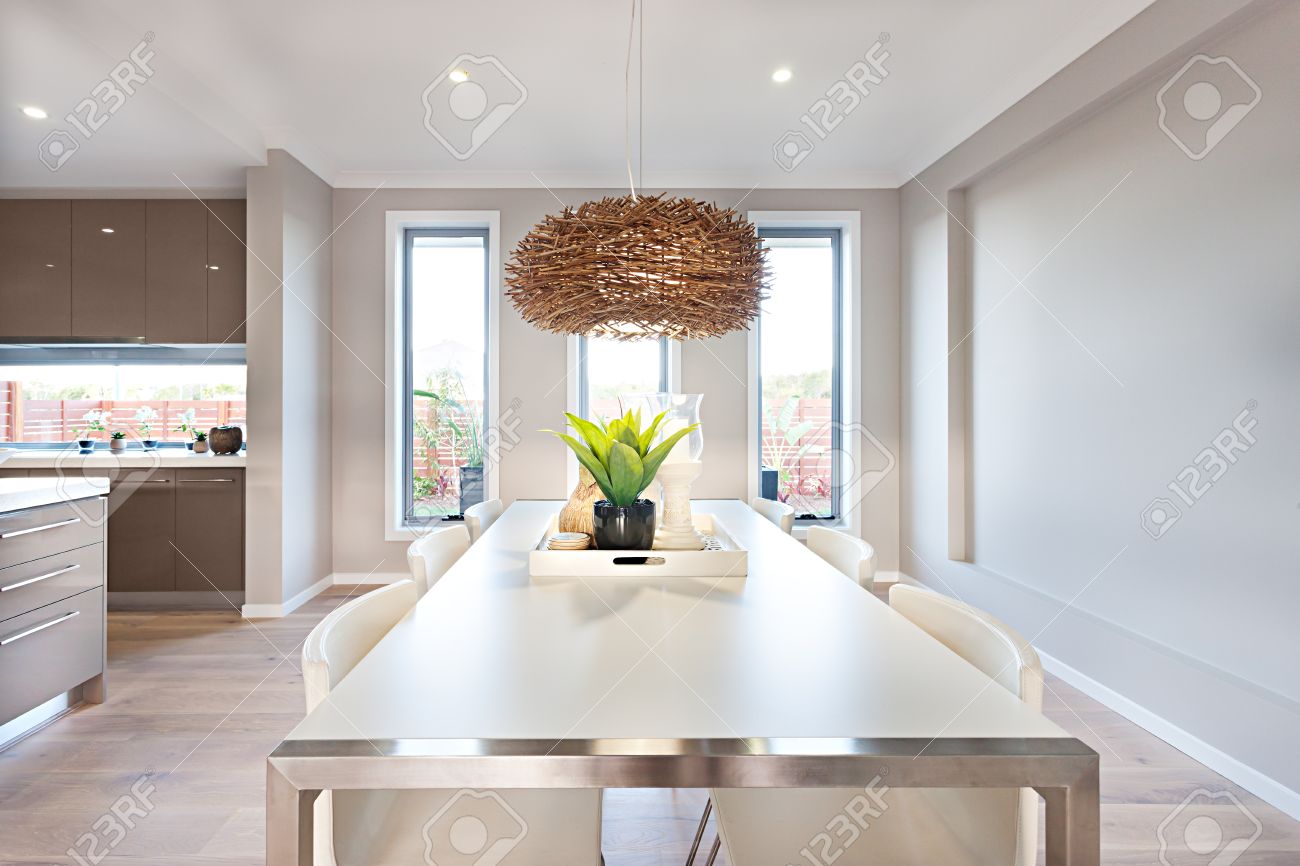 Sala da pranzo ha un pavimento in legno e pareti di colore grigio ... Pareti sala da pranzo
