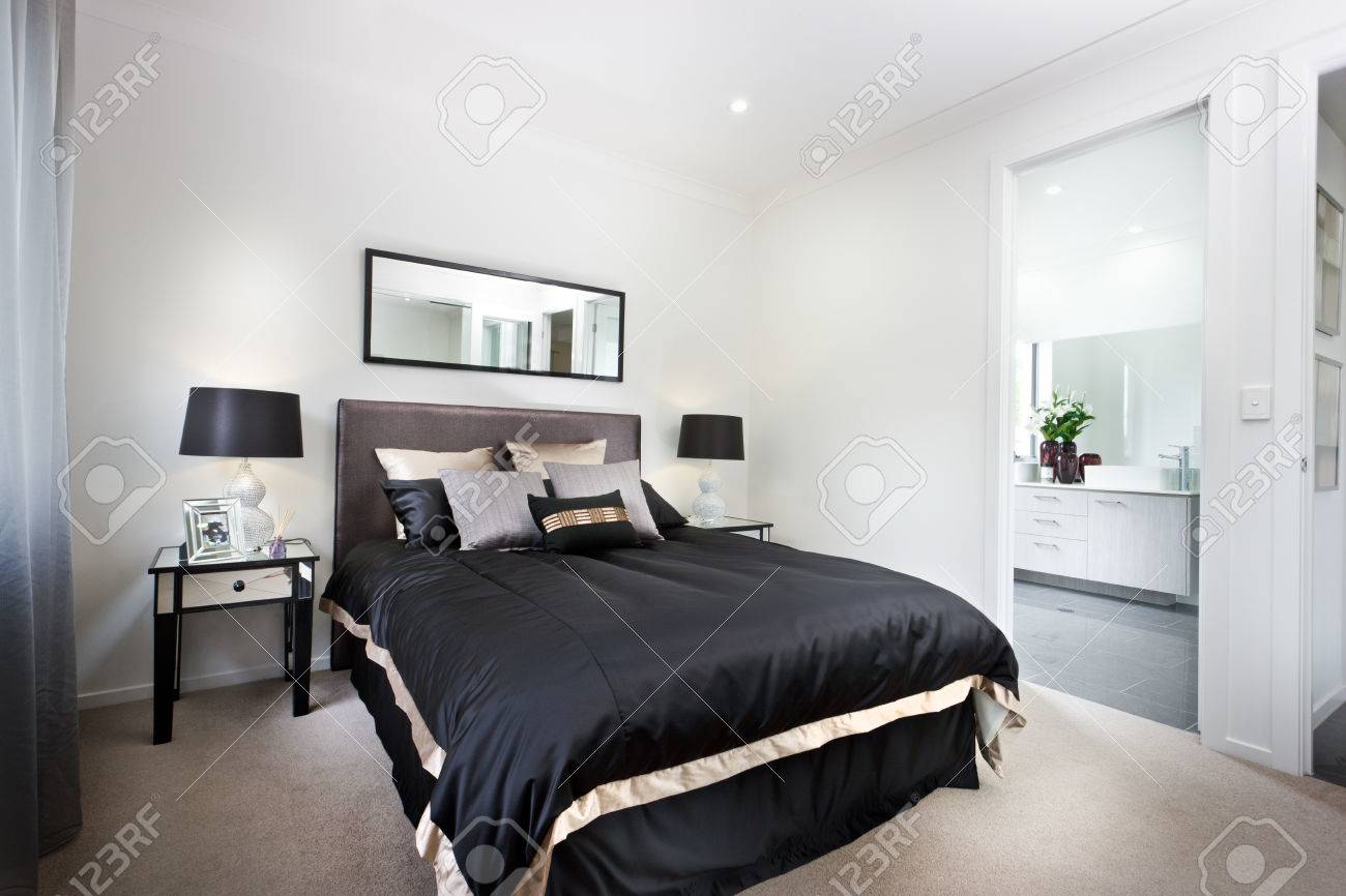 Luxus-Schlafzimmer Mit Schwarzen Decken Und Waschraum Eingang Durch ... Luxus-Schlafzimmer Mit Schwarzen Decken Und Waschraum Eingang Durch ...
