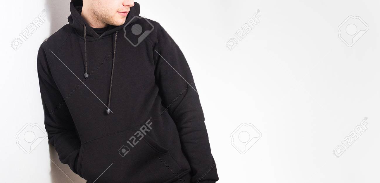 Der Typ Im Blank Schwarzen Hoodie, Sweatshirt, Stehen, Auf Einem For Blank Black Hoodie Template Der Typ Im Blank Schwarzen Hoodie, Sweatshirt, Stehen, Auf Einem For Blank Black Hoodie Template