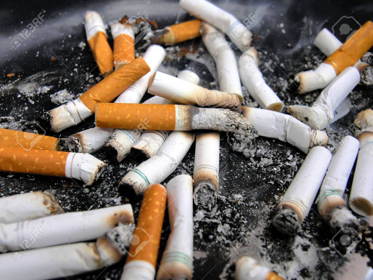 喫煙たばこの吸い殻 の写真素材 画像素材 Image