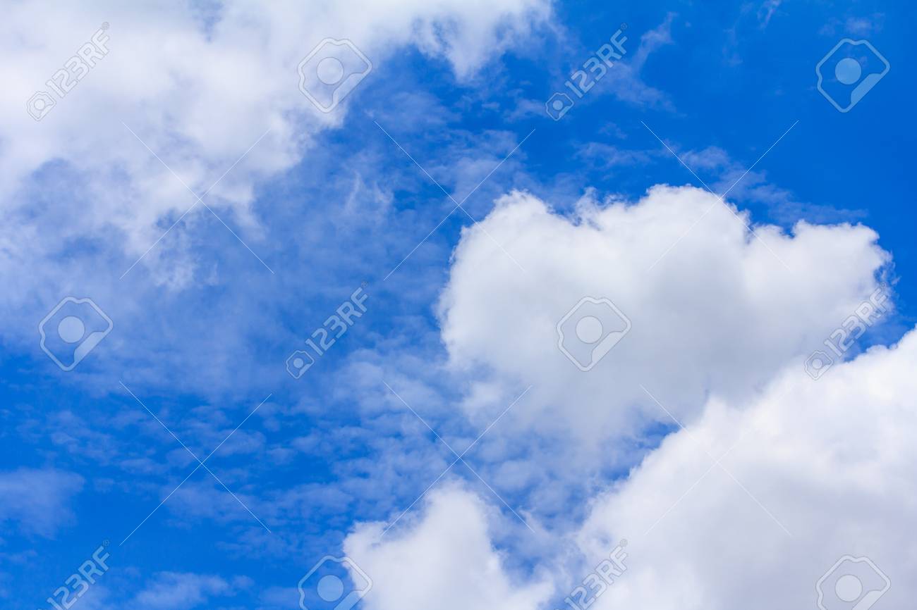 青い空に白い雲のフロート。の写真素材・画像素材 Image 30578398