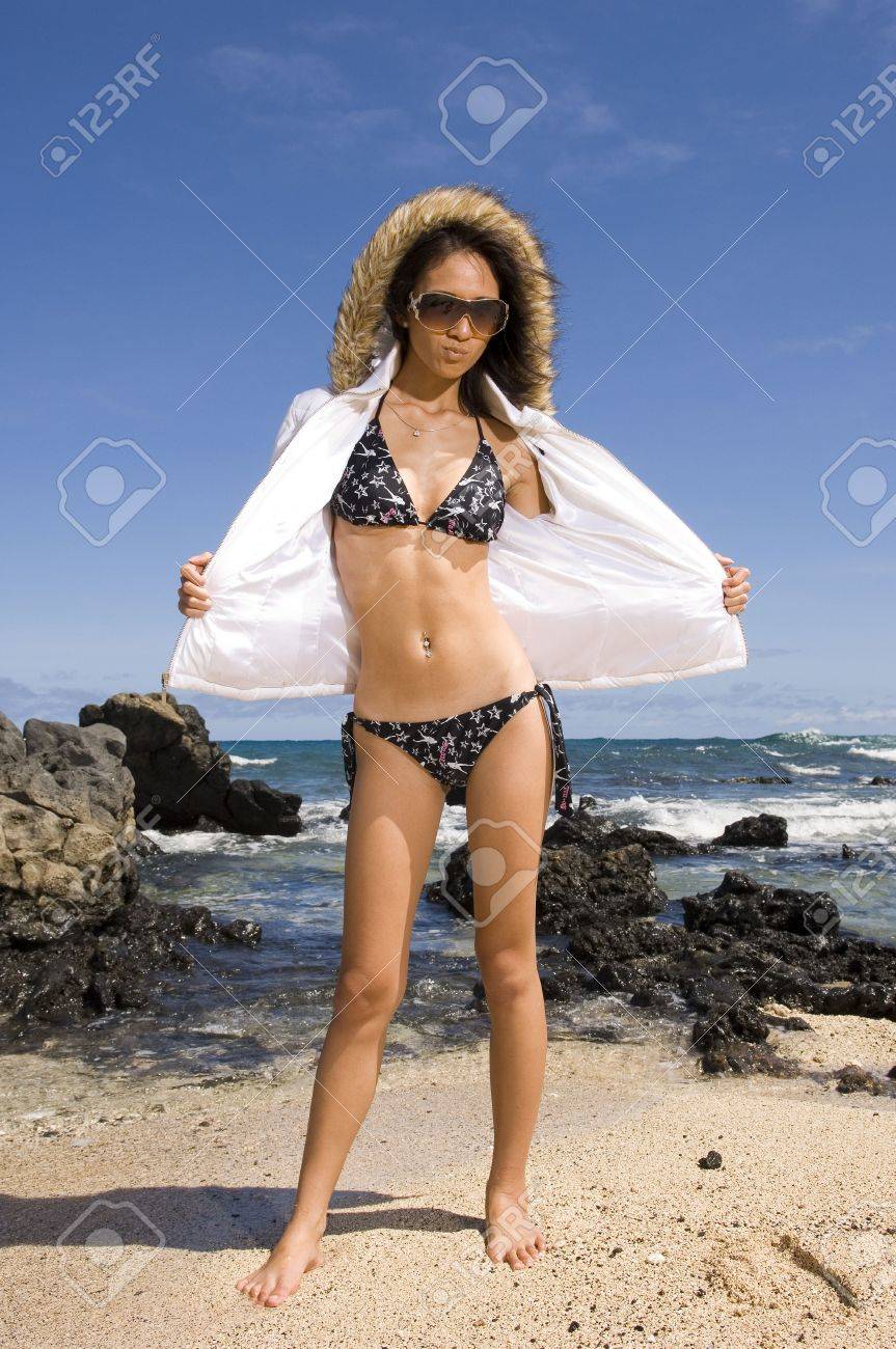 ハワイのビーチでセクシーなアジアの少女 の写真素材 画像素材 Image