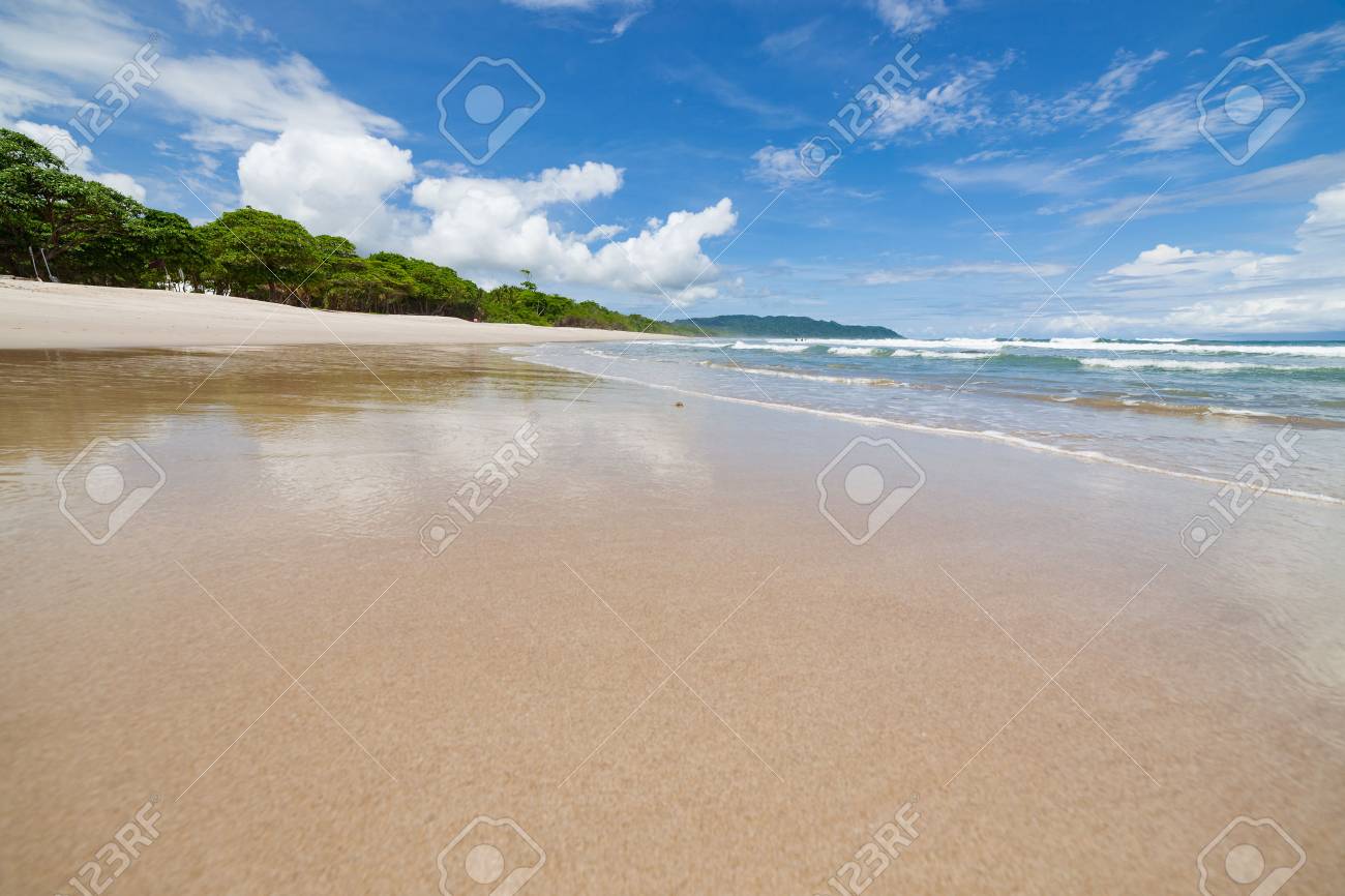Waves Plage De Sable Et Des Nuages Journée Ensoleillée Sur Playa Santa Teresa Costa Rica