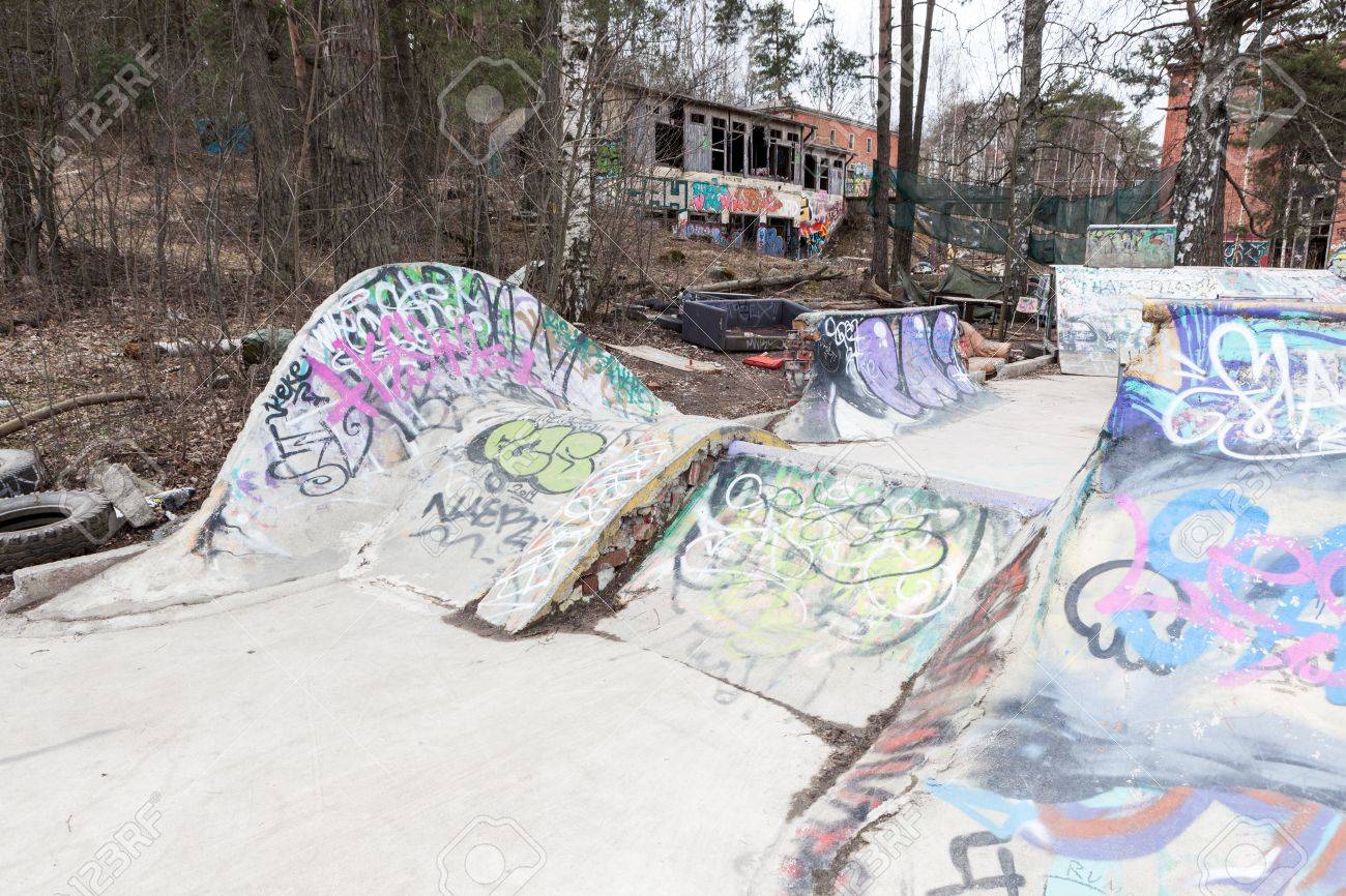 小さな自作コンクリート スケート ボード公園 の写真素材 画像素材 Image