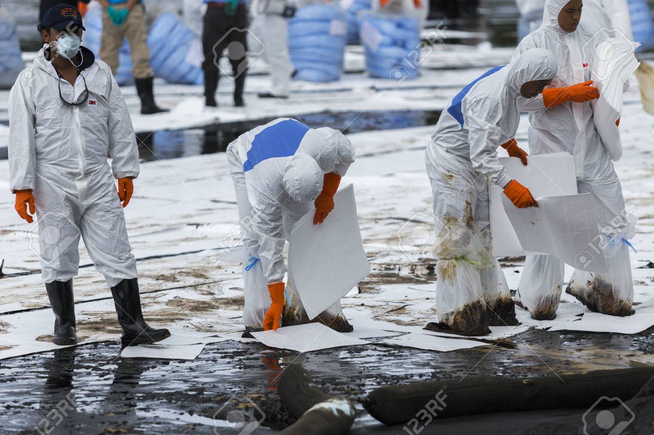 Rayong Thailand July 31 2013 Workers Remove And Clean Up Crude Oil Spilled With Absorbent Paper From Prao Bay On July 31 2013 In Samet Island Rayong Thailand Stock Photo Picture
