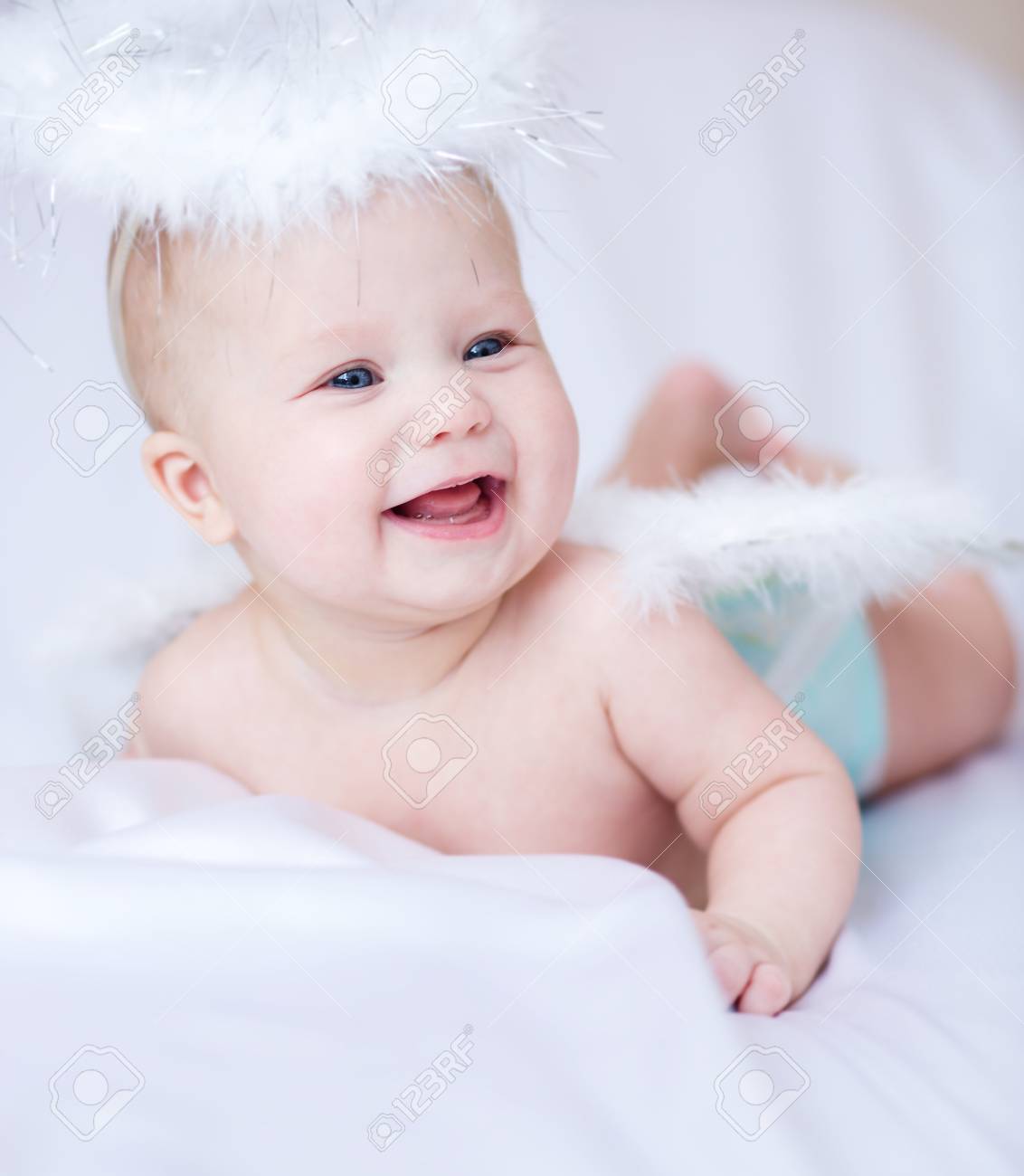 Entzuckende Angel Baby Close Up Portrait Lizenzfreie Fotos Bilder Und Stock Fotografie Image