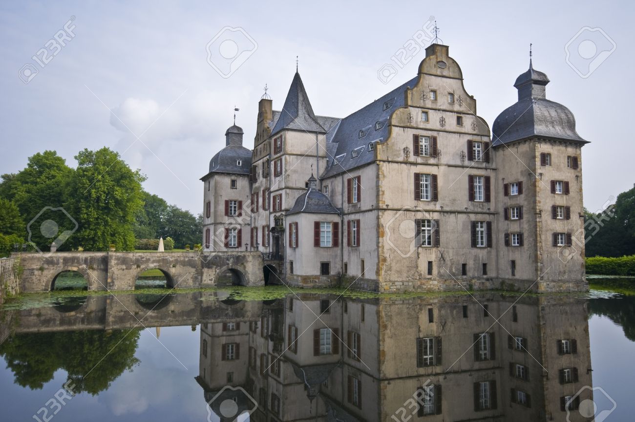 Old Moated Castle Haus Bodelschwingh In Dortmund Stock Photo