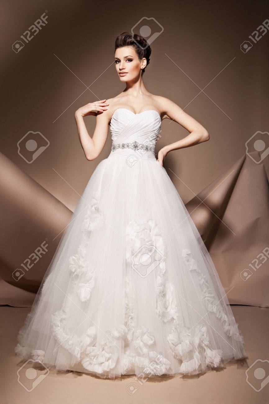 ウェディング ドレスでポーズ美しい少女 の写真素材 画像素材 Image