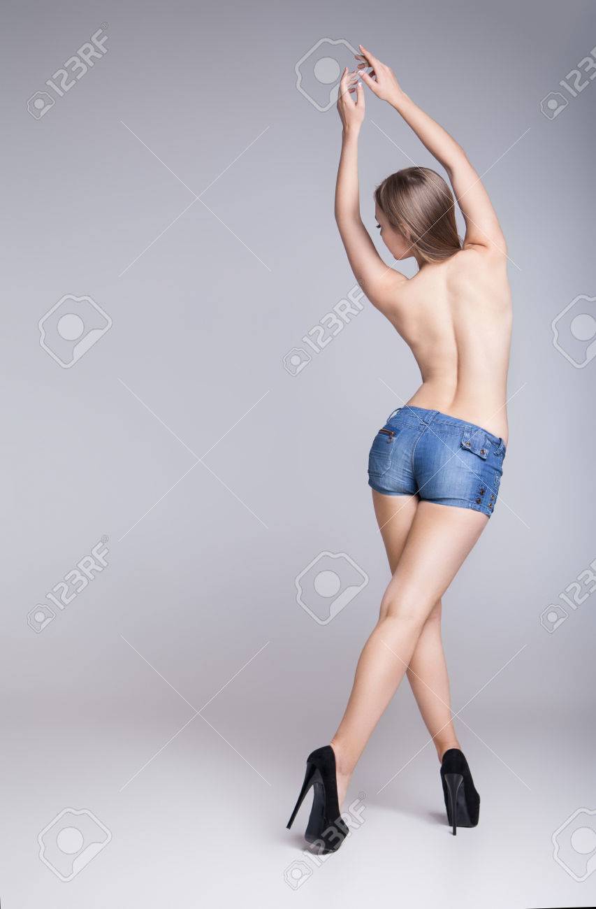 デニム ショート パンツで長い足のセクシーな女性の後姿 の写真素材 画像素材 Image デニム ショート パンツで長い足のセクシーな女性の後姿 の写真素材 画像素材 Image