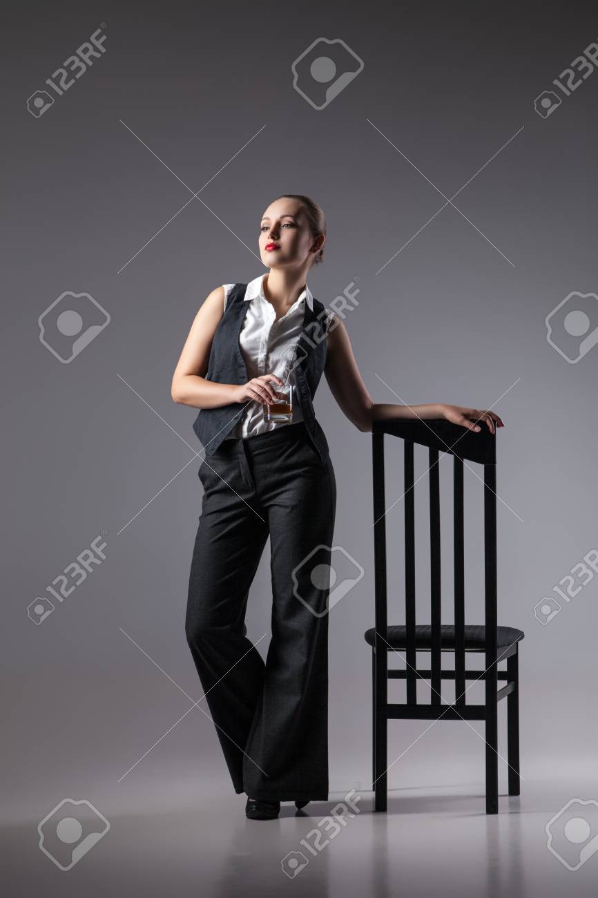 ブランデー グラスとマフィアの女性 ファッション写真 レトロなスタイル の写真素材 画像素材 Image