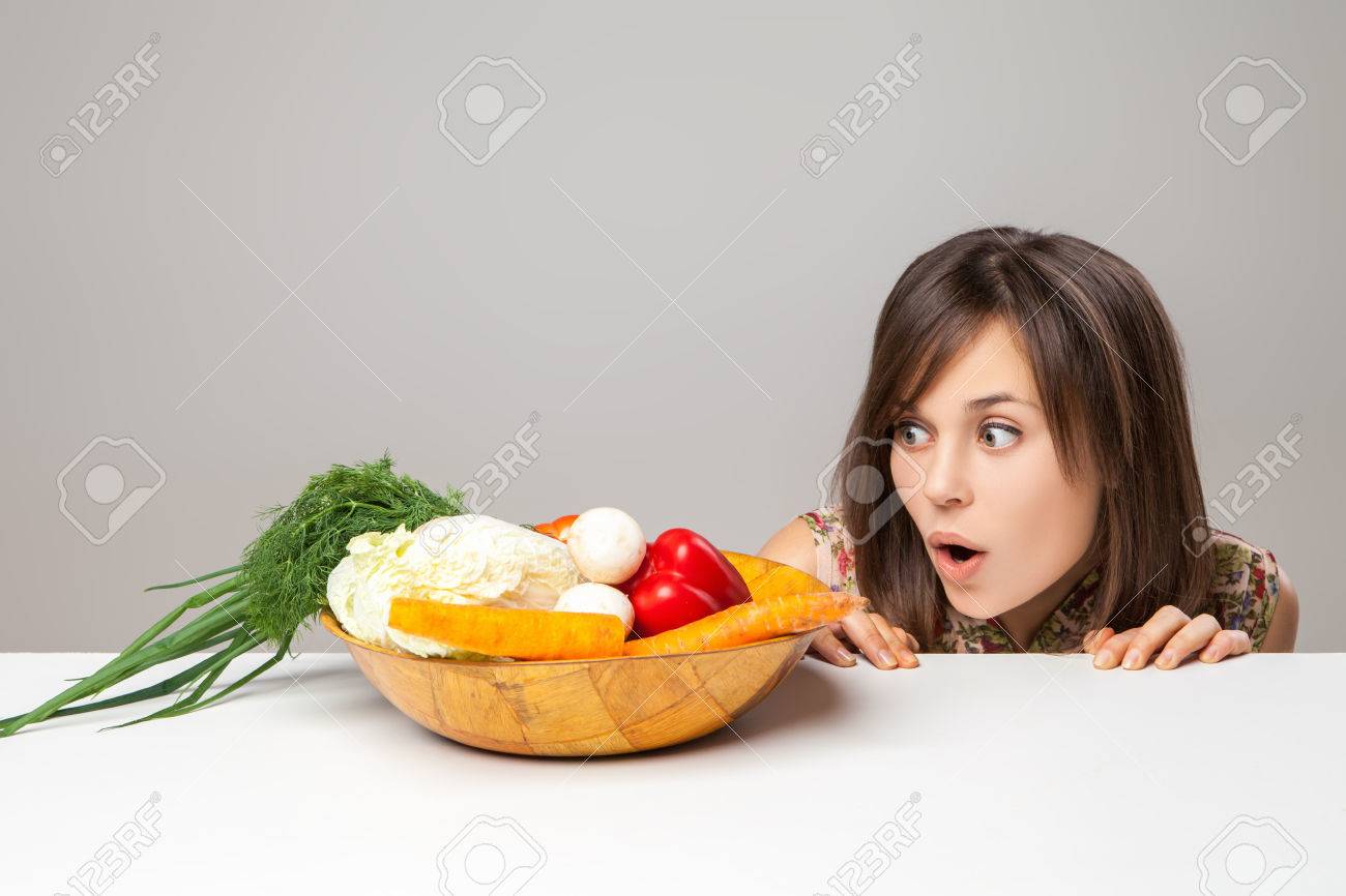 Mujer Mirando Alimentos Verdes Vegana Emocion Sorpresa Fotos
