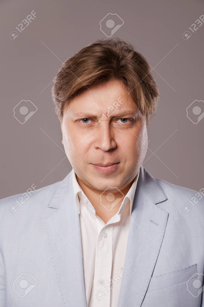 怒りの顔をしかめ青いジャケット 灰色の背景に分離での中年男性が の写真素材 画像素材 Image 怒りの顔をしかめ青いジャケット 灰色の背景に分離での中年男性が の写真素材 画像素材 Image
