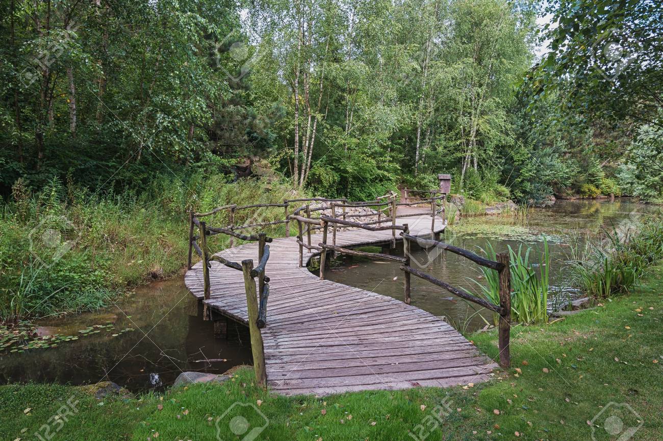 Wicklungsbrucke Im Russischen Teil Des Gartens Im Park Mondo Verde Die Niederlande Lizenzfreie Fotos Bilder Und Stock Fotografie Image 69711407
