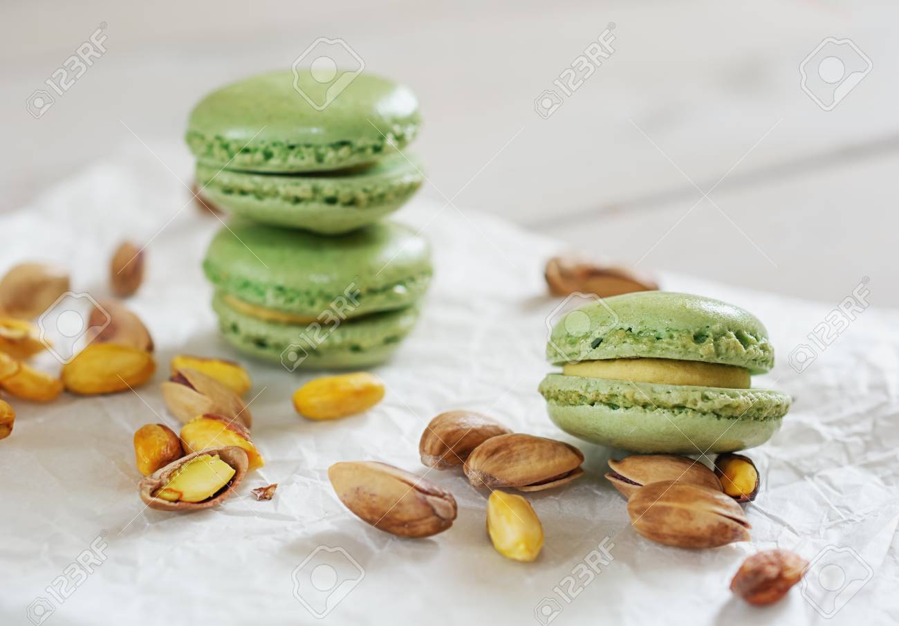 皮をむき 皮が付いたままのピスタチオ ナッツとピスタチオ風味のマカロン提示白いナプキンについて の写真素材 画像素材 Image