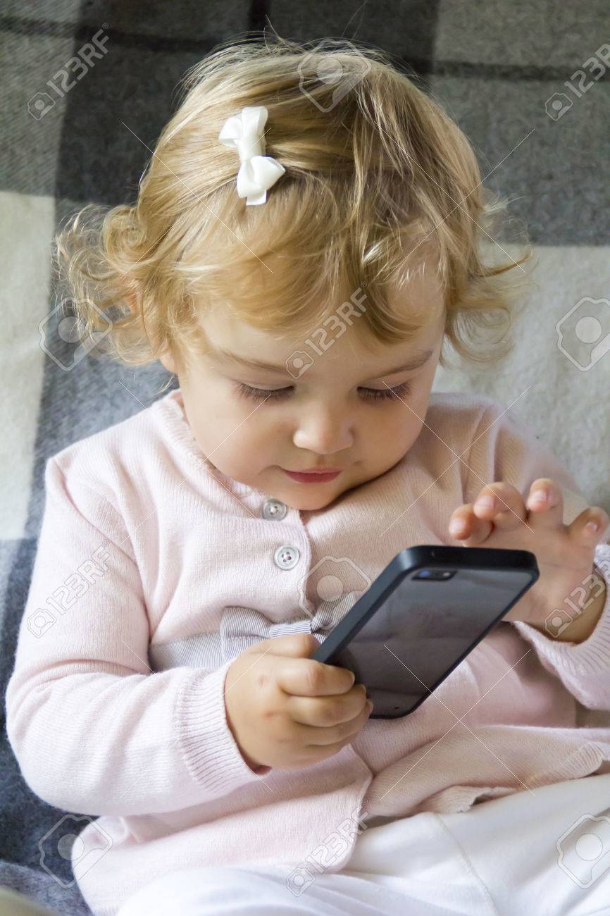 Bebe Mignon Avec Le Nouveau Telephone Mobile Banque D Images Et Photos Libres De Droits Image Bebe Mignon Avec Le Nouveau Telephone Mobile Banque D Images Et Photos Libres De Droits Image
