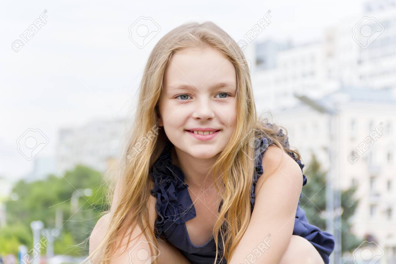 金髪のかわいい女の子の肖像画 の写真素材 画像素材 Image