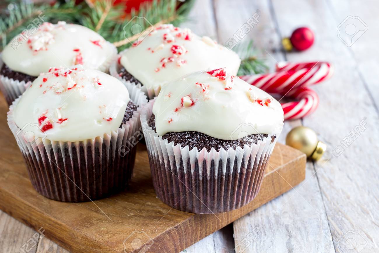 Dolci E Dessert Di Natale.Immagini Stock Dolci E Dessert Di Natale Bigne Del Cioccolato Con Le Briciole Del Bastoncino Di Zucchero Su Fondo Di Legno Con L Albero Di Natale E Le Palle Spazio Della Copia