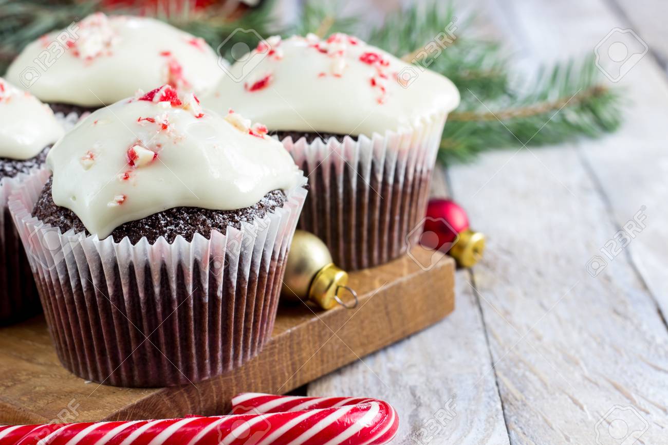 Dolci E Dessert Di Natale.Immagini Stock Dolci E Dessert Di Natale Bigne Del Cioccolato Con Le Briciole Del Bastoncino Di Zucchero Su Fondo Di Legno Con L Albero Di Natale E Le Palle Spazio Della Copia